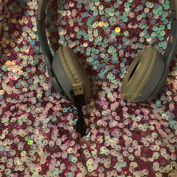 Cat Ear Wireless Headphones with RGB Lights - Picture 7 of 8